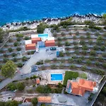 Unique Seaside With Pool *