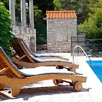 Unique Seaside With Pool Vela Luka