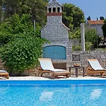 Unique Seaside With Pool *