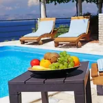 Villa Unique Seaside With Pool *