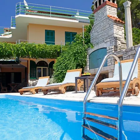 Unique Seaside With Pool *