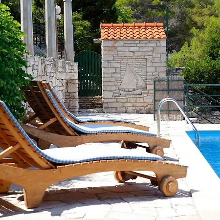 Unique Seaside With Pool Vela Luka