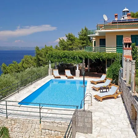 Vila Unique Seaside With Pool