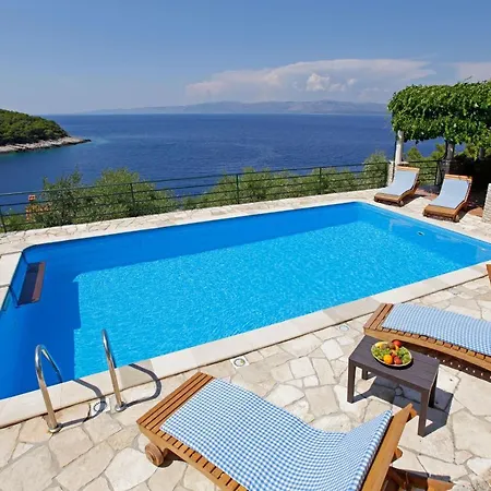 Unique Seaside With Pool Vila