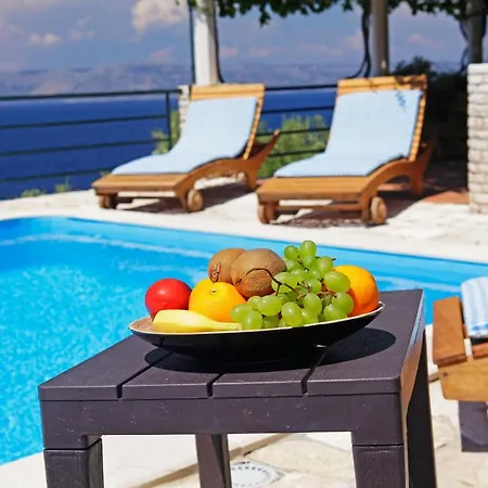 Βίλα Unique Seaside With Pool *
