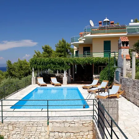 Vila Unique Seaside With Pool *